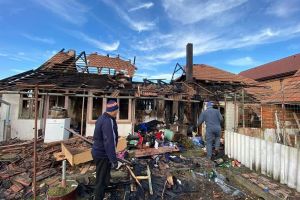 Două familii, cu un bebeluş şi un copilaş de doi ani, au rămas FĂRĂ CASĂ în urma unui INCEDIU. Cum îi poţi AJUTA