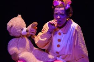 Premiera-Sectia Papusi: ”Degetul poznas” de Matei Visniec, in regia Radu Dinulescu. Cei mici sunt invitati la spectacol