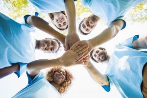 5 decembrie: Ziua mondială a voluntarilor, oamenii care creează legături sociale şi dau glas grupurilor marginalizate şi vulnerabile