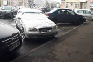 Baia Mare: Si-a “uitat” masina pe doua locuri de parcare langa Sala Polivalenta “Lascar Pana”. Ce face, Politia Locala?