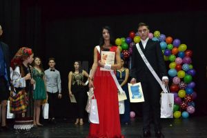 Opt perechi de elevi, în cursa pentru Miss şi Mister Boboc, la Centrul Școlar „Sf. ...