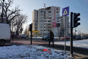 FOTO. Semaforul din faţa Liceului Economic a fost instalat