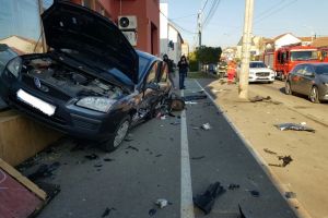 Două persoane la spital după ce două maşini s-au ciocnit violent, pe Bulevardul Iuliu Maniu