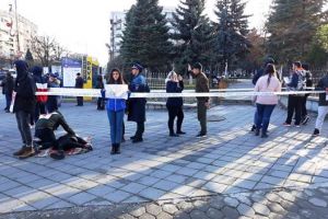 20 de elevi ai Colegiului Tehnic ”Transilvania” Deva şi voluntari ai Asociaţiei ”F.I.B.O.O. – Fapte şi Idei Bune Oriunde, Oricând” au participat alături de poliţişti, la o acţiune de conştientizare a comunităţii asupra consecinţelor violenţei domestice prevenire.