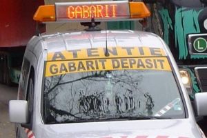 Atenţie, şoferi! Circulaţia pe şoseaua de centură a Oradiei şi pe drumul naţional spre Arad, îngreunată de două transporturi agabaritice