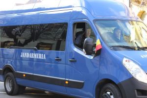 Viişoara: Două femei care se băteau, despărţite de jandarmi