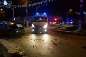 Microbuz răsturnat după ce a fost lovit de un autoturism, la Dudeştii Noi