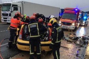 Familie de români implicată într-un accident foarte grav în Spania. Tatăl şi fiul său au murit pe loc
