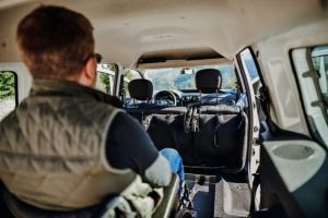 ORIGINAL: Un sibian oferă transport la Târgul de Crăciun pentru persoane cu dizabilităţi