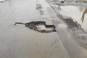 După NICI O LUNĂ de la reabilitare, drumul judeţean Nădab – Seleuş CRAPĂ