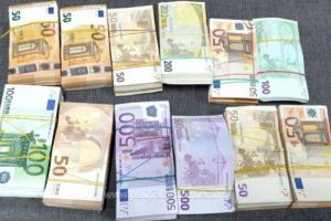 Femeie prinsă la vama Giurgiu cu 240.000 de € lipiţi de corp. Ce voia să facă cu ei