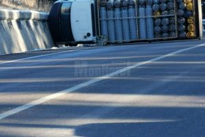 Un camion cu butelii s-a răsturnat joi în Pasul Tihuţa