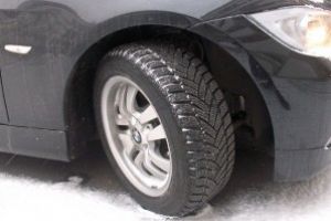 Politia Maramures le transmite soferilor ca utilizarea anvelopelor de iarna este obligatorie atunci cand se circula pe drumuri acoperite cu zapada, gheata sau polei