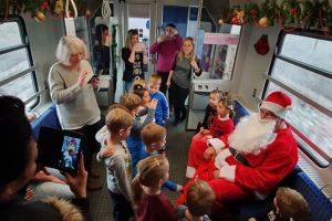 Trenul lui Moş Crăciun, aproape sold out! Mii de copii din Oradea s-au programat la plimbare cu bătrânul cel darnic (FOTO / VIDEO)