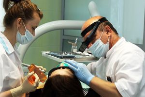 Cifre Eurostat: Românii, pe locurile codaşe la vizitele la dentist. La câte consultaţii pe an merge un român