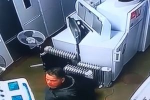 GĂEȘTI: Furt, ziua în amiaza mare! Cum a luat un bărbat un laptop dintr-un magazin – VIDEO