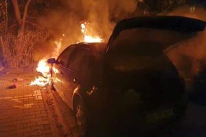 FOTO, VIDEO: INCENDIU la un autoturism în Alba Iulia. Intervin pompierii