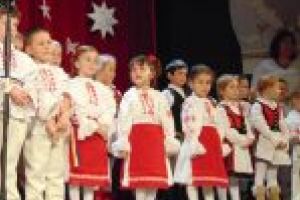 Festivalul internaţional de Colinde şi Obiceiuri de iarnă „Crăciunul la Români’ începe luni, cu glasuri de copii