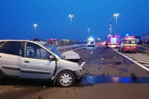 PRĂPĂD pe AUTOSTRADĂ: Un MORT şi mai mulţi RĂNIȚI, într-un ACCIDENT în care au fost implicate mai multe maşini