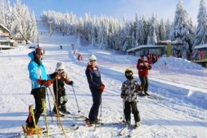 Mergi la munte în week-end? Vezi unde poţi schia în Prahova