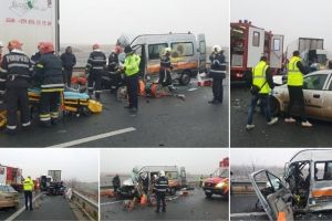 FOTO| Accident MORTAL pe autostrada A1: O persoană a DECEDAT şi alte 6 au rămas încarcerate după ce un tir, o maşină şi un microbuz s-au izbit violent