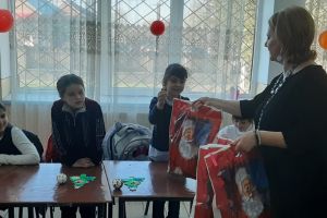 Daruri de la Moş Nicolae pentru copiii de la Școala din Corneşti