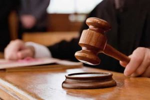 Au furat produse dintr-un supermarket din Aiud şi i-au agresat pe angajaţi: Bărbaţi trimişi în judecată, pentru tâlhărie