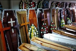 Bătaie pe cadavre la spitalele din Bihor: Firmele de servicii funerare vin după corpurile decedaţilor cu... camionul