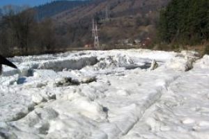 Pod de gheata pe cursul raului Iza. Fenomenele de iarna sunt prezente pe cursul principalelor rauri din Maramures