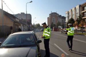 DOSAR PENAL pentru un bărbat din Sebeş, prins de poliţiştii din Alba Iulia conducând prin oraş cu permisul suspendat