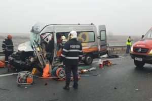 FOTO Tragedie! Un mort şi şase răniţi într-un accident cu un tir, o maşină şi un microbuz