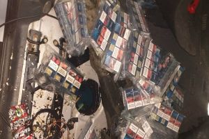 FOTO! Autoturism plin cu ţigări de contrabandă. Șoferul, ars la buzunare