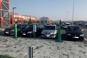 FOTO. Nesimţire sau neştiinţă? Sătmărenii ocupă locurile de încărcare a maşinilor electrice