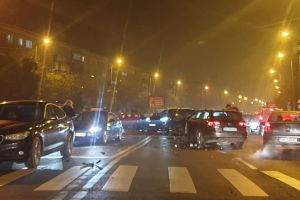Accident frontal pe strada Cantemir din Oradea: Un tânăr din Sântandrei a vrut să evite o coliziune, dar a produs o alta (FOTO)