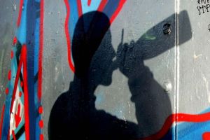 BEȚI şi VIOLENȚI! Au ameninţat cu BĂTAIA un barman şi au SPART tot ce au prins în local