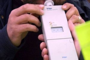 Aproape de comă alcoolică, un bărbat din Odorheiu Secuiesc a intrat cu maşina într-un gard