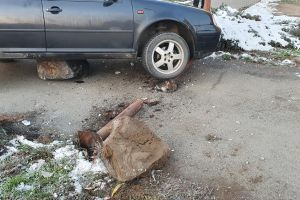 FOTO. Accident în municipiul Satu Mare. Un şofer a rămas cu maşina suspendată pe un bolovan