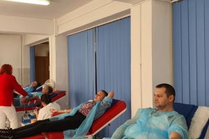 30 de poliţişti, în frunte cu şeful IPJ Bistriţa-Năsăud, au donat sânge de Moş Nicolae