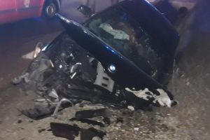 Accident! Patru tineri au intrat cu un BMW într-un cap de pod după ce şoferul a adormit la volan