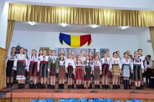 Festival-concurs de tradiţii şi obiceiuri, la şcoala din Hănţeşti