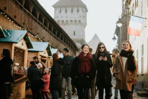 FOTO Începe Artsy – Târg de Crăciun pe cea mai frumoasă stradă din Sibiu cu ateliere şi muzică live