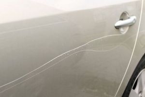 O sibiancă şi-a vărsat nervii pe clujeni – A zgâriat nouă maşini într-o parcare