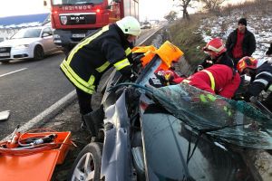 Șoferiţă de 22 de ani, rănită după ce a pierdut controlul volanului la Dumitra (FOTO)