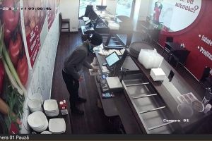FOTO. Tupeu maxim! Un hoţ a furat toate încasările dintr-un restaurant din centrul Sătmarului