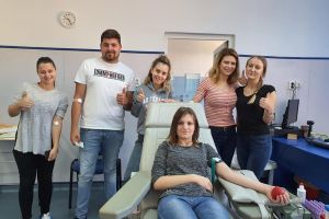 Donează sânge, fii erou! Studenţii de la Medicină îi îndeamnă pe bihoreni să-i ajute pe bolnavi