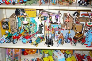 Sute de jucării contrafăcute, într-un complex comercial din Braşov