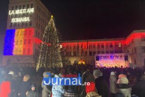 VIDEO: Focşaniul a îmbrăcat haine de sărbătoare. Sute de lumini şi ornamente s-au aprins în această seară