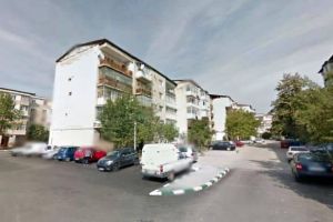În secolul 21, un bărbat se spală în lighean, din cauza vecinului de la parter care, „deranjat de design”, a tăiat ţevile de apă din apartamentul său
