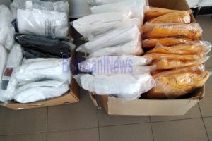 Pachete cu hăinuţe şi dulciuri pentru sute de copii oferite de deputatul Mihaela Huncă, de Moş Nicolae