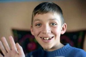 FOTO| APEL UMANITAR pentru Gabriel, un copil dintr-un cătun uitat al Apusenilor: Aşteaptă de la Moş Crăciun o pereche de ghete îmblănite şi o casă de marcat de jucărie